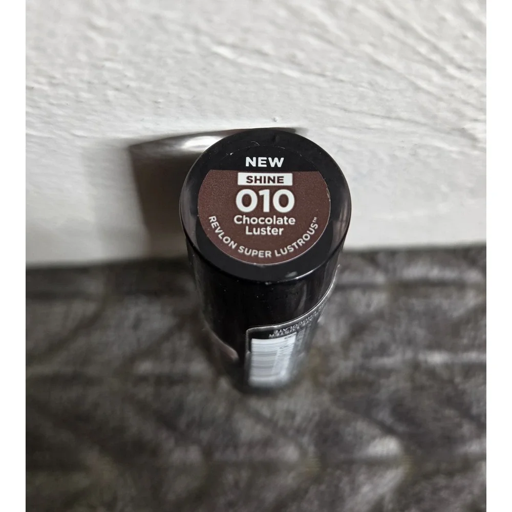 NEW Revlon Super Lustrous‎ Glass Shine Lipstick 010 Chocolate Luster 0.11 oz